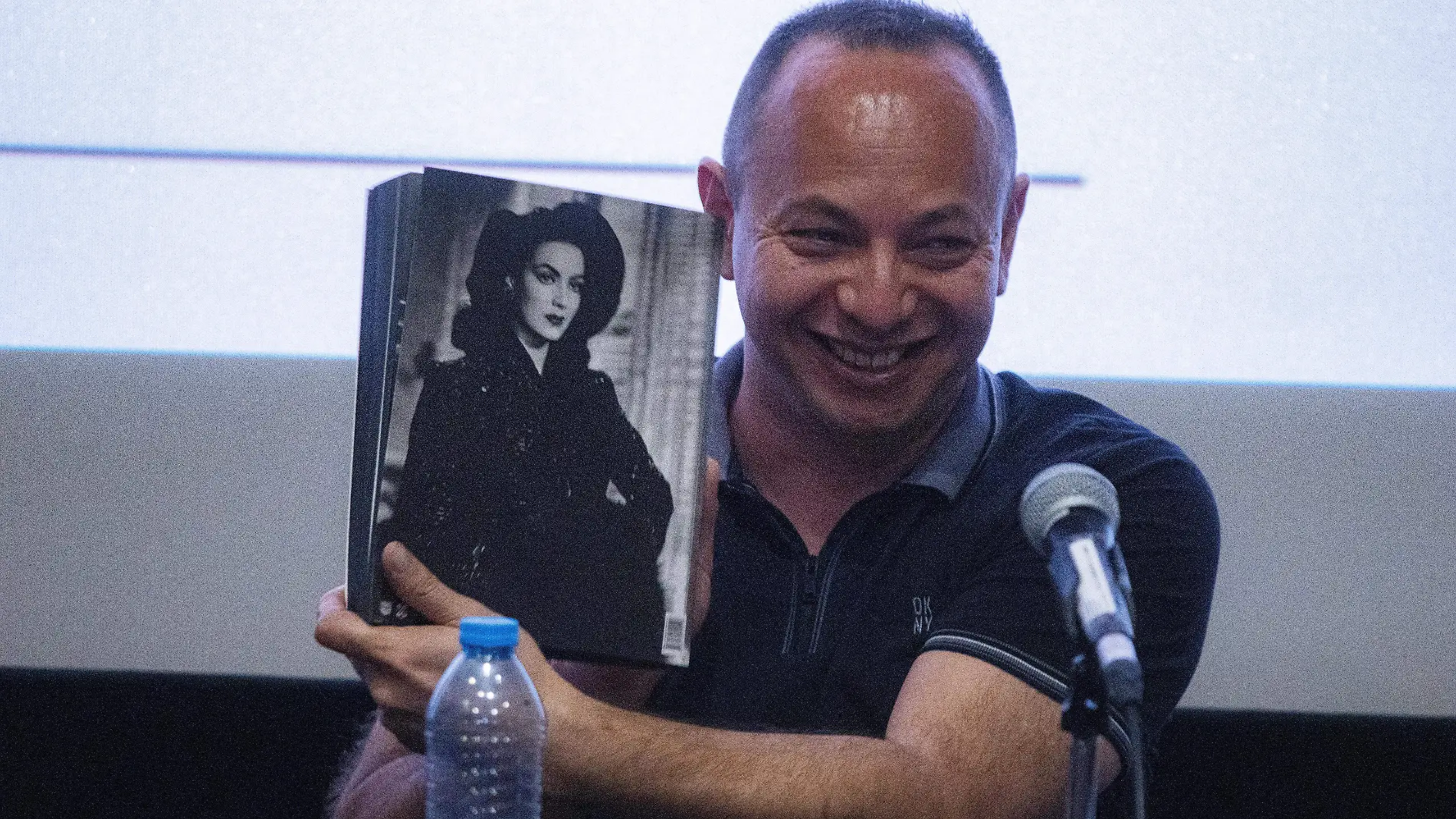 El productor Roberto Fiesco en la presentacion del libro Vestruario de la AMACC NADYA MURILLO